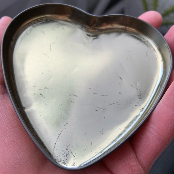 Vintage Heart Metal Tin made in England / Small Vintage Tin / Heart Keepsake Tin - Picture 8 of 16